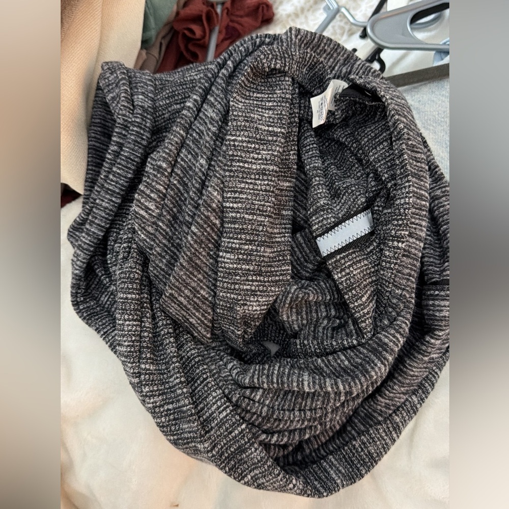 lululemon athletica Black and Gray Scarf